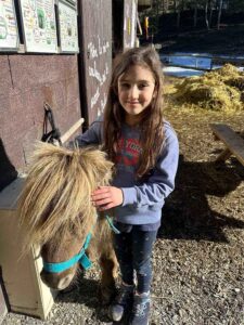 v enfant avec un poney
