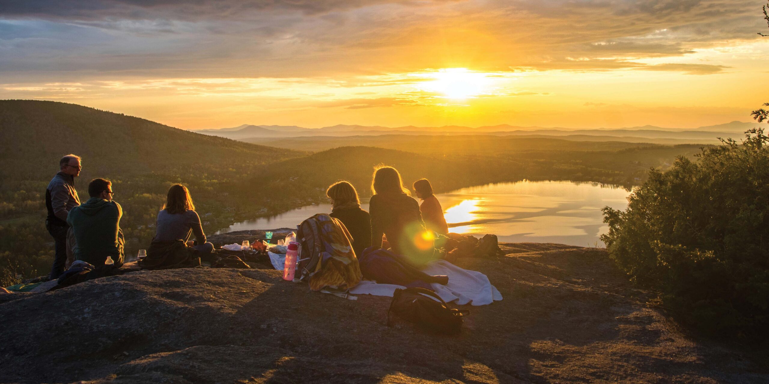 adoléscent camping en haut d'un montagne