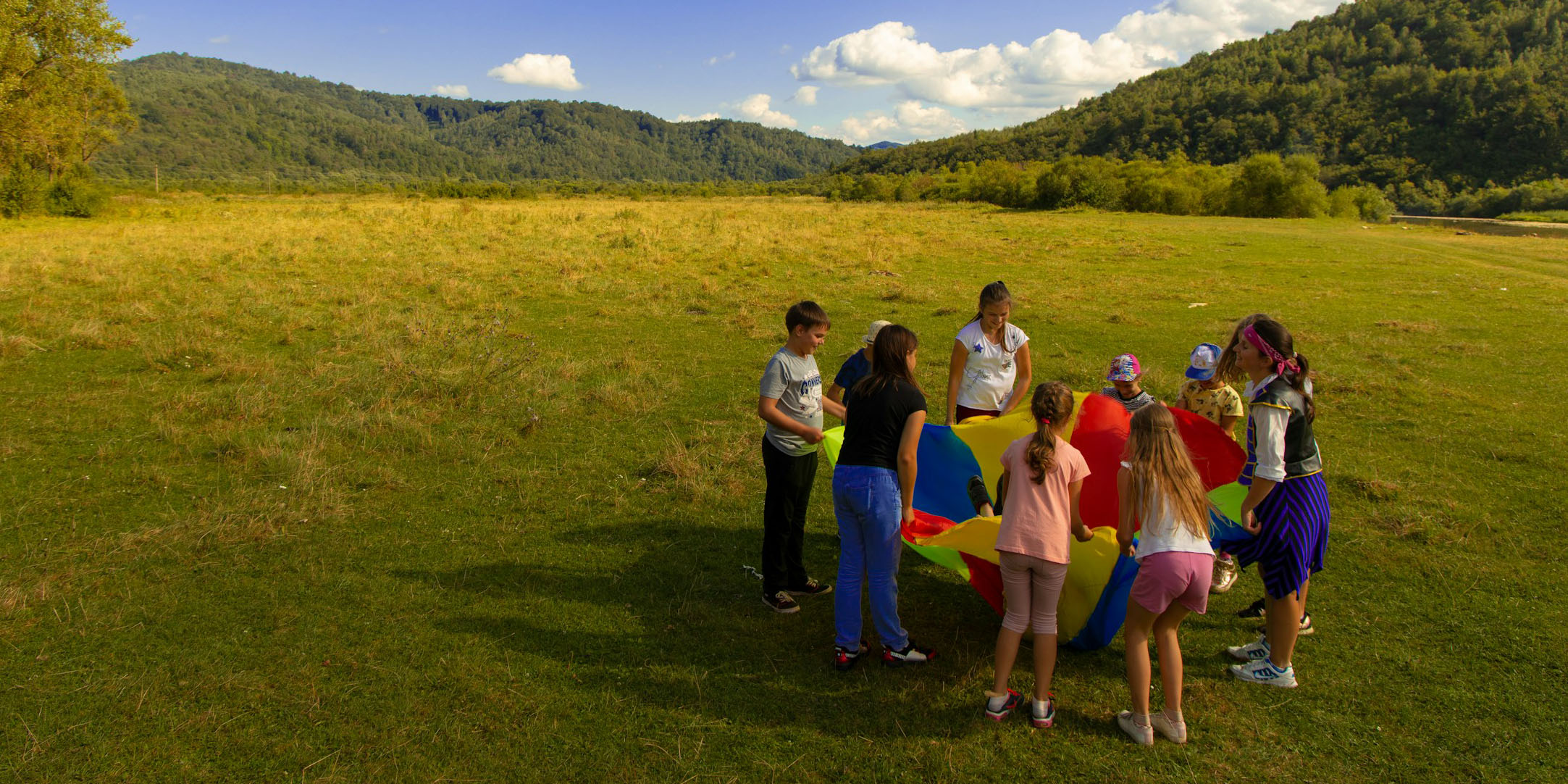 enfant jouant dans une pleine
