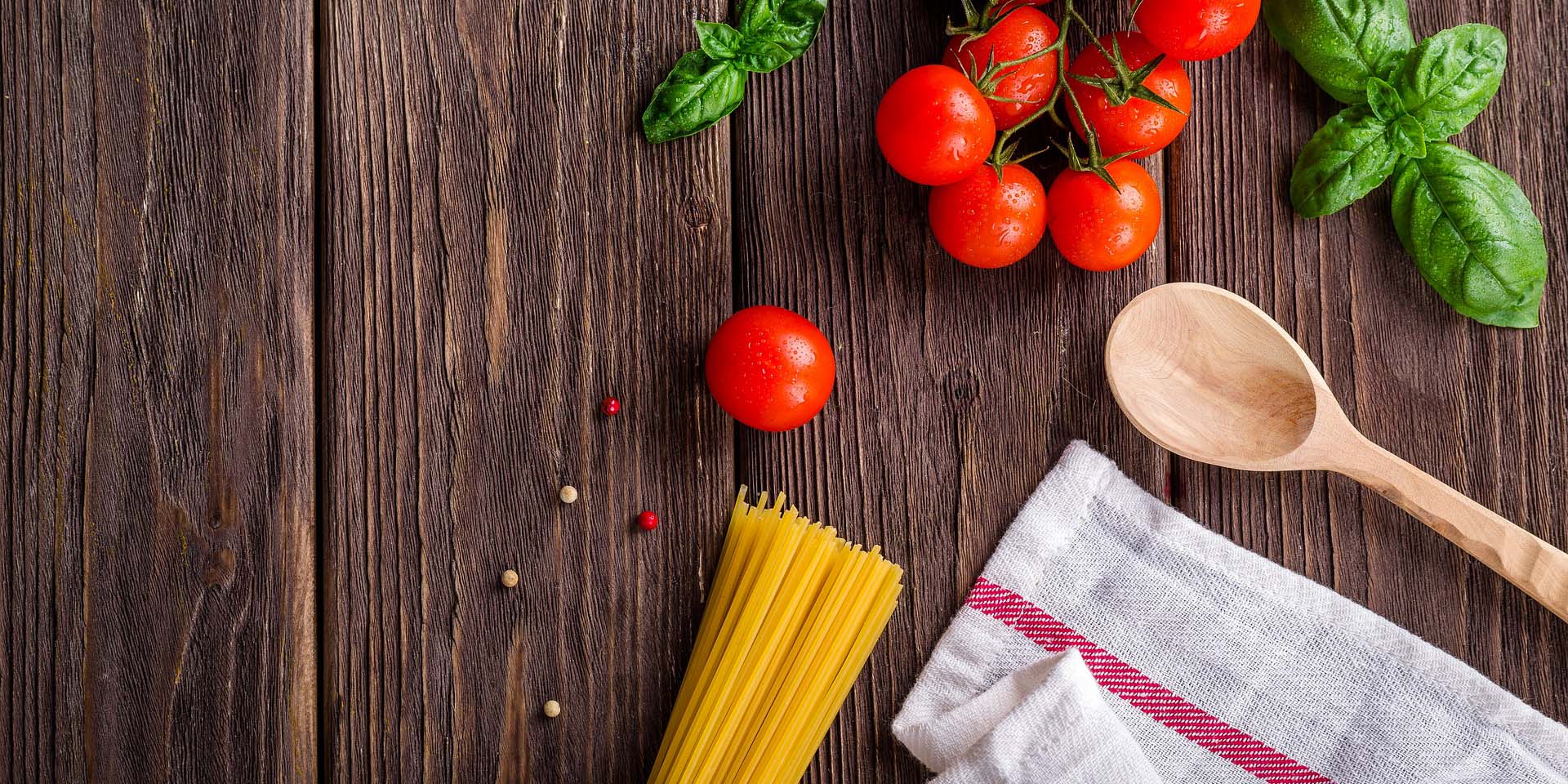 Image génération IA d'un enfant dans un camping de trappeur